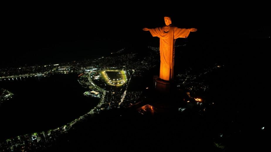 Cristo Redentor Recebe Ilumina O Especial Pelo Dia Mundial Da