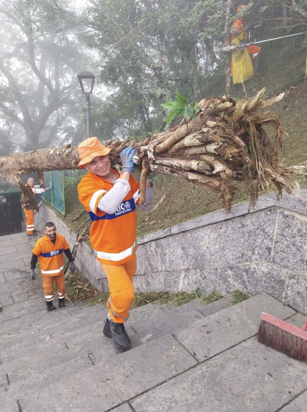 Comlurb limpa encosta do Cristo Redentor com garis alpinistas