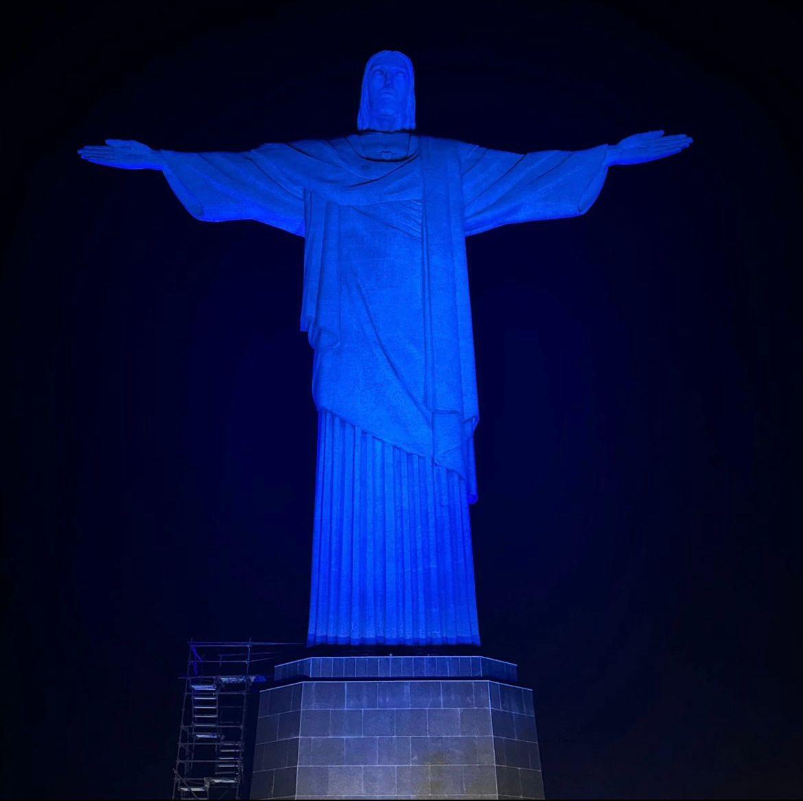 Com apoio da CBF, Cristo Redentor é iluminado para campanha Novembro Azul