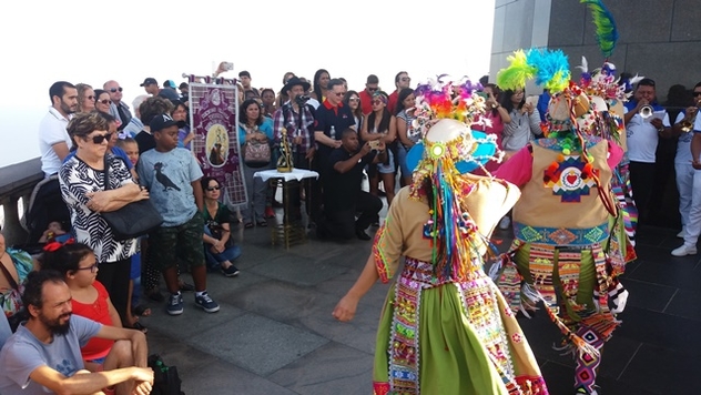 Comunidade chilena dança diante do Cristo Redentor