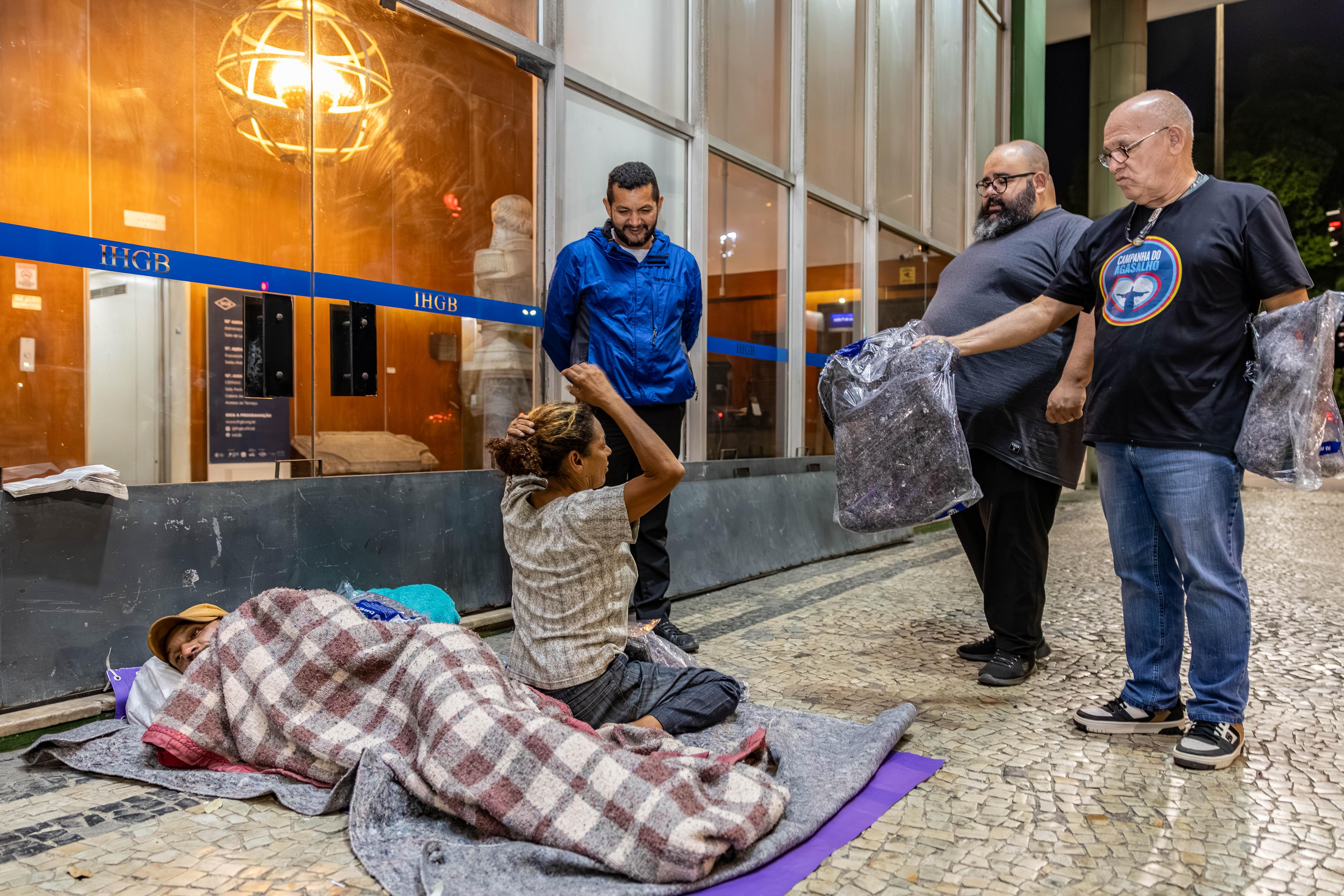 Cristo Sustentável entrega agasalhos à população em situação de rua