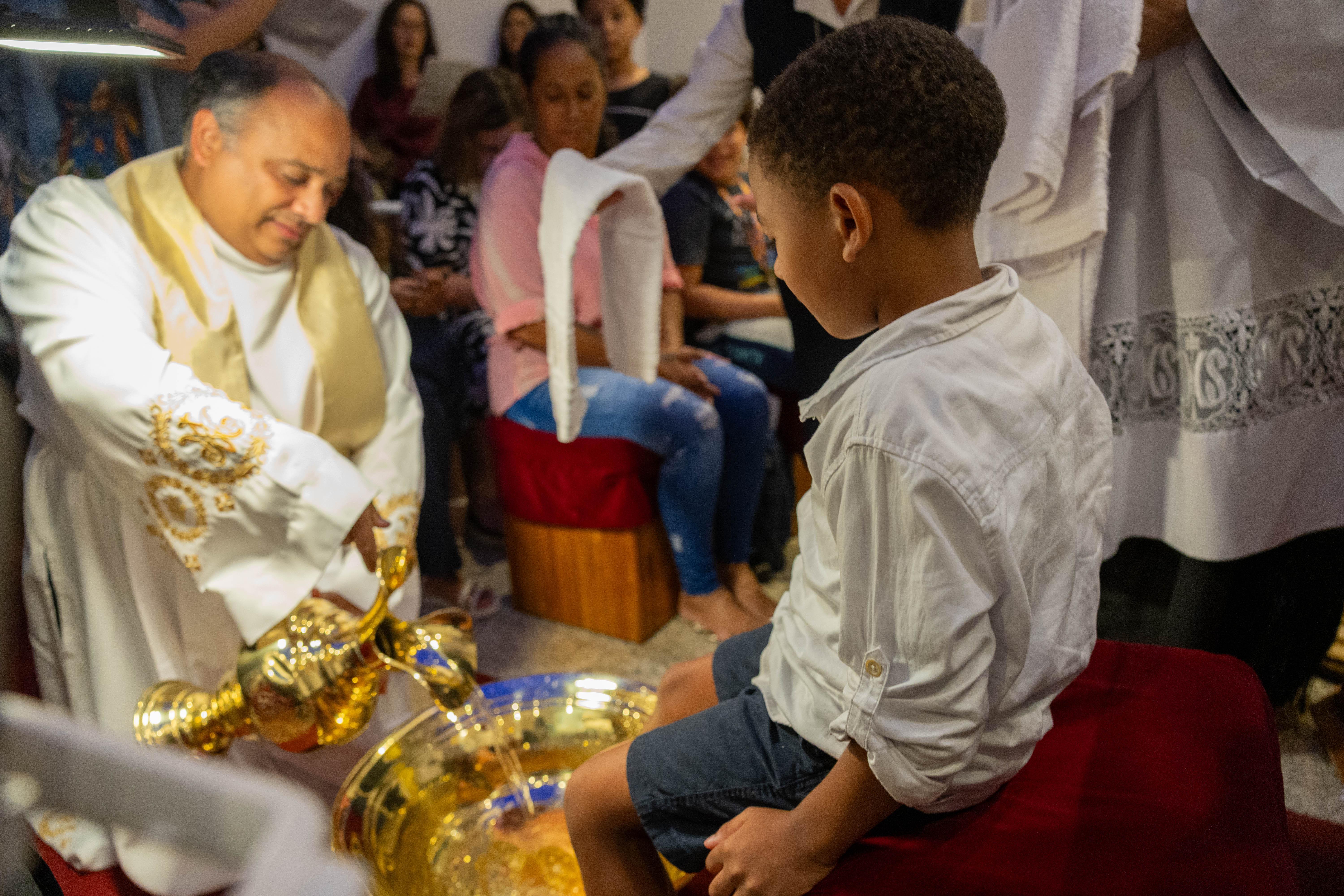 Cristo Redentor celebra Dia Mundial de Conscientização sobre o Autismo com participação de crianças com TEA no Rito do Lava-Pés e iluminação do monumento em azul