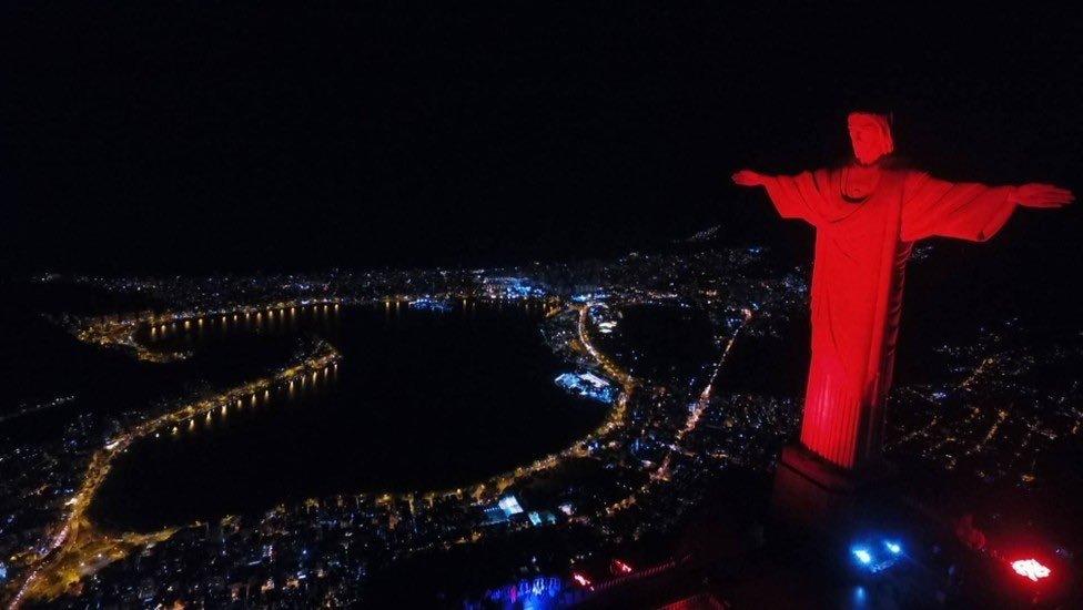 Cristo Redentor recebe iluminação vermelha pelo ´´Dia Mundial contra o Trabalho Infantil``