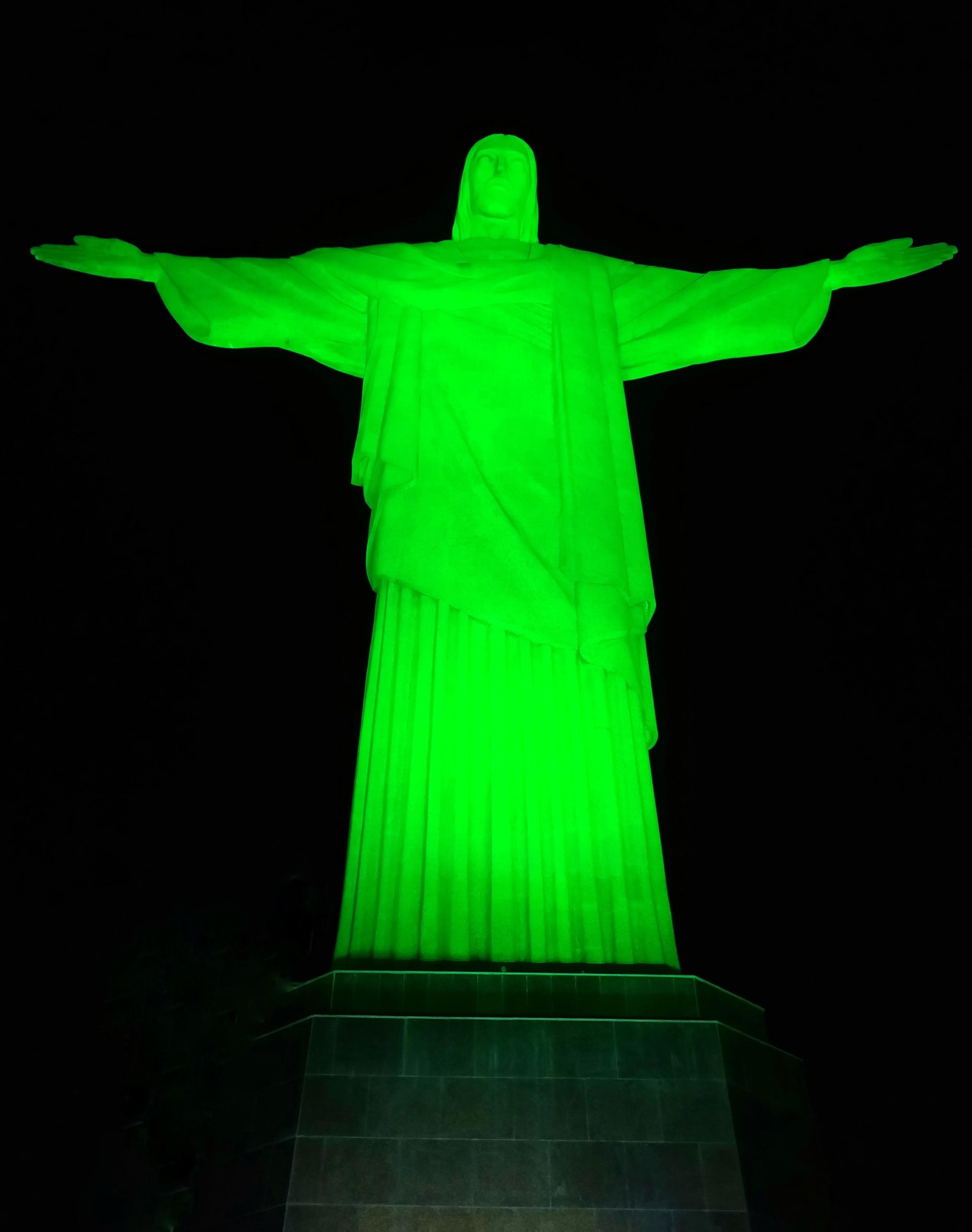 Cristo Redentor em verde-oliva no Dia do Soldado