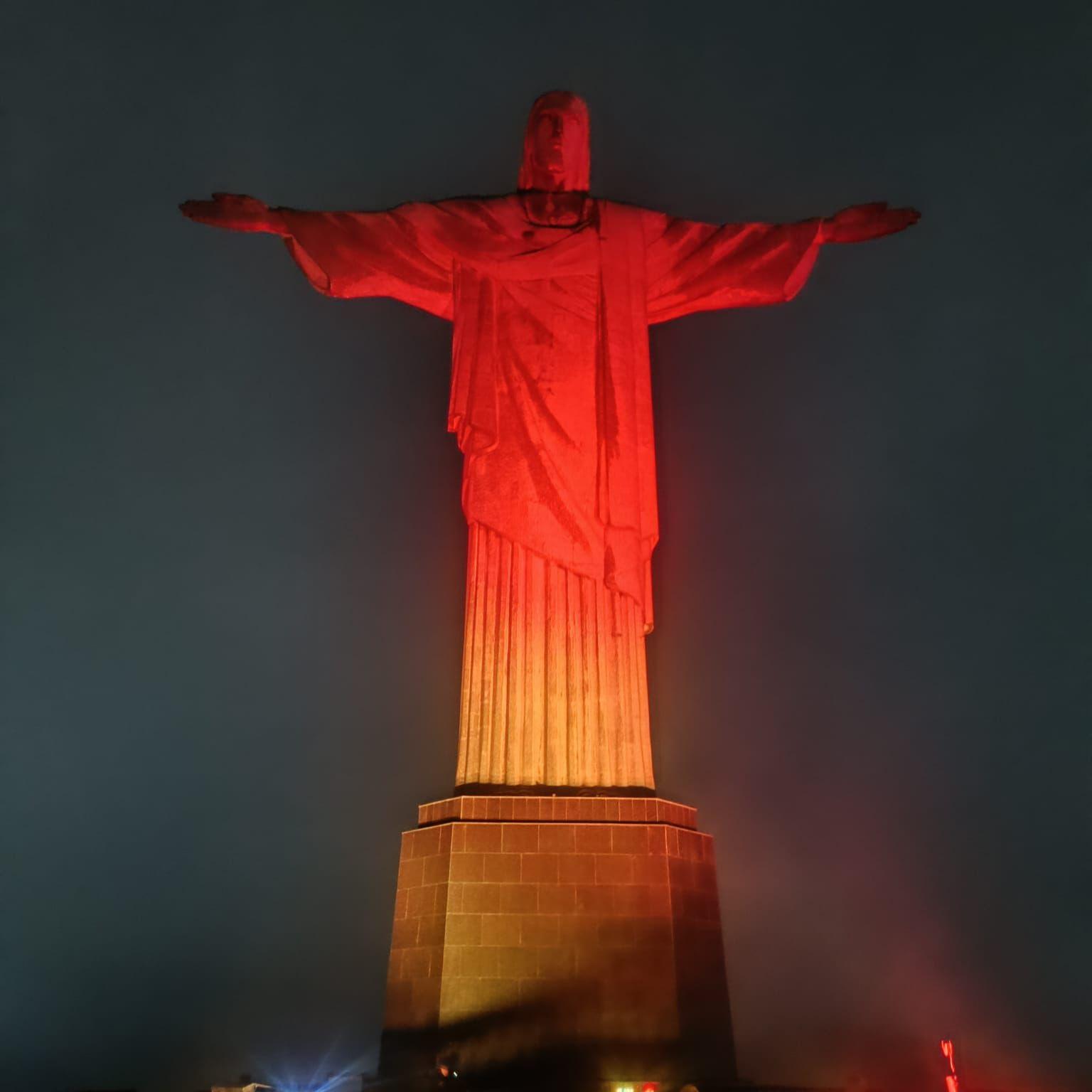 Cristo Redentor foi iluminado com as cores da Alemanha em celebração ao 35° aniversário da Reunificação Alemã