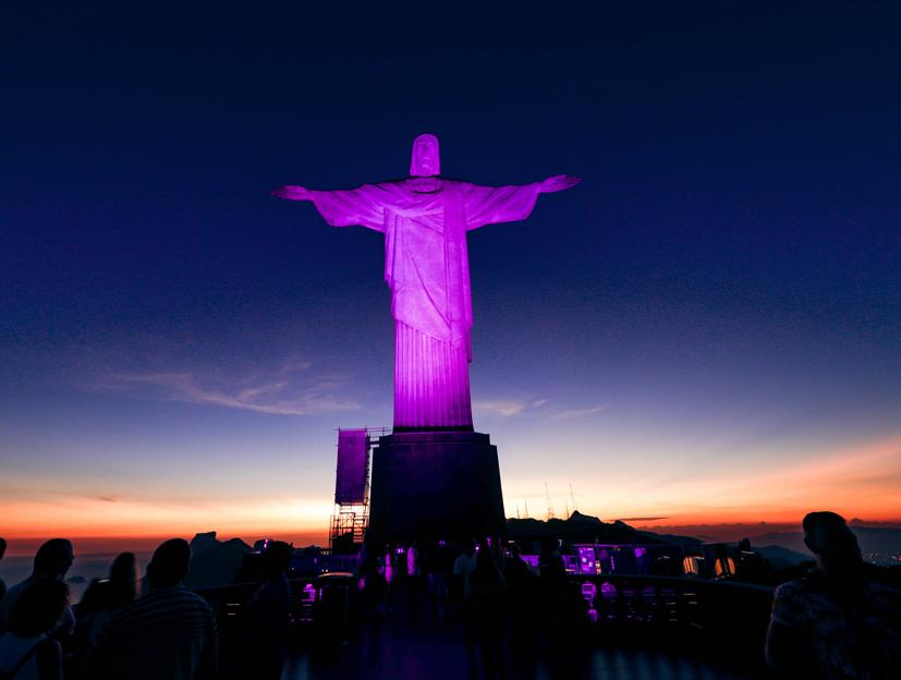 Cristo Redentor iluminado na abertura do 1o Encontro Nacional Ouvir e Enfrentar, pelo combate à violência contra a mulher