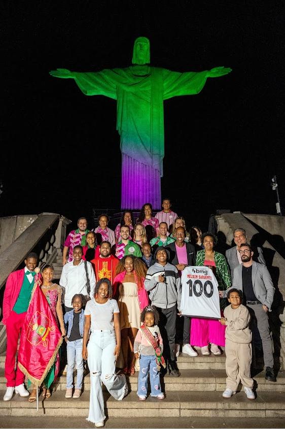 Cristo Redentor foi iluminado em verde e rosa para homenagear Nelson Sargento