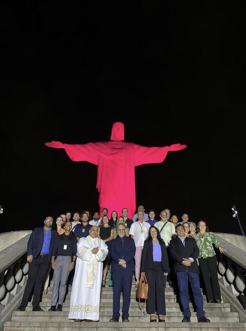 Cristo Redentor foi iluminado em vermelho bordô para aniversário da Biblioteca Nacional, na noite de hoje