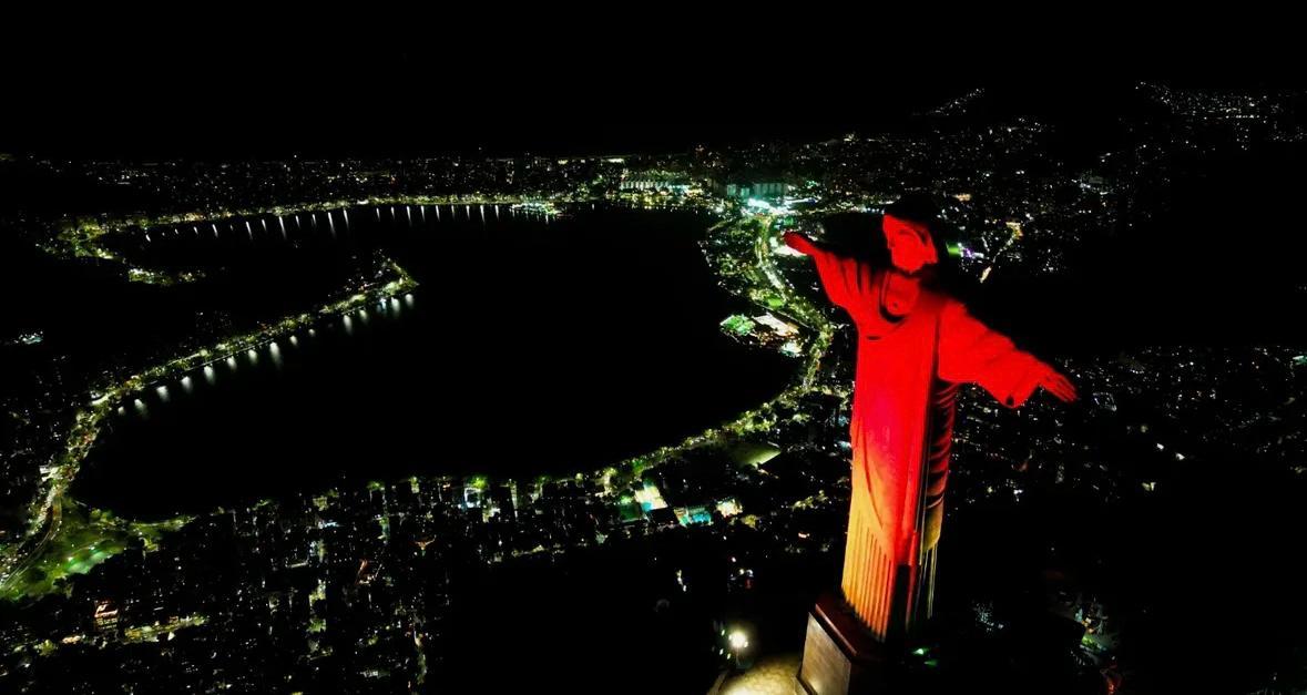 Cristo Redentor ganha iluminação especial em apoio à erradicação da paralisia infantil