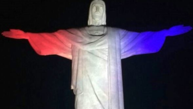 Cristo Redentor homenageia Estados Unidos