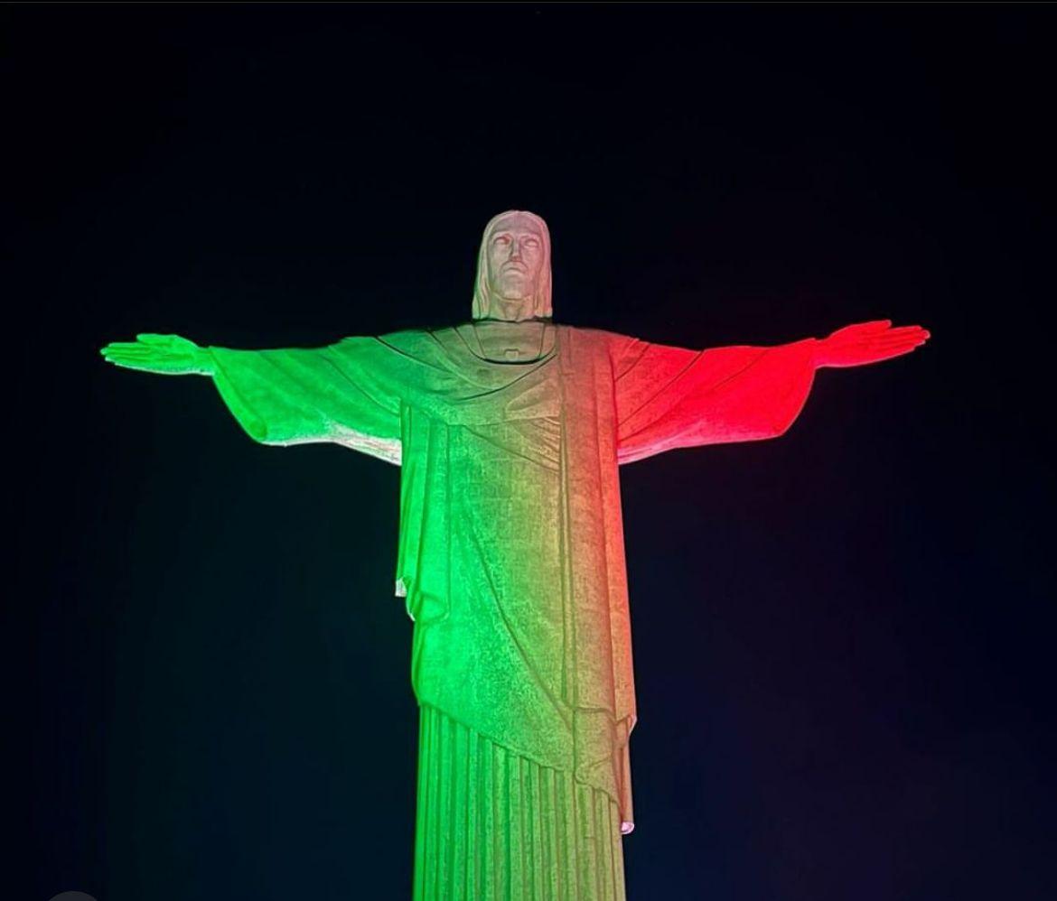 Cristo Redentor iluminado com as cores da bandeira portuguesa no Dia de Portugal e em homenagem à celebração do 5º centenário do nascimento do Poeta Luís Vaz de Camões