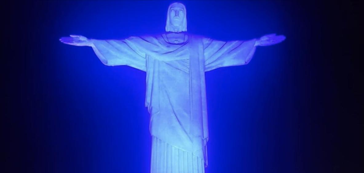 Cristo Redentor iluminado de azul pelo Dia Mundial contra o Trabalho Infantil