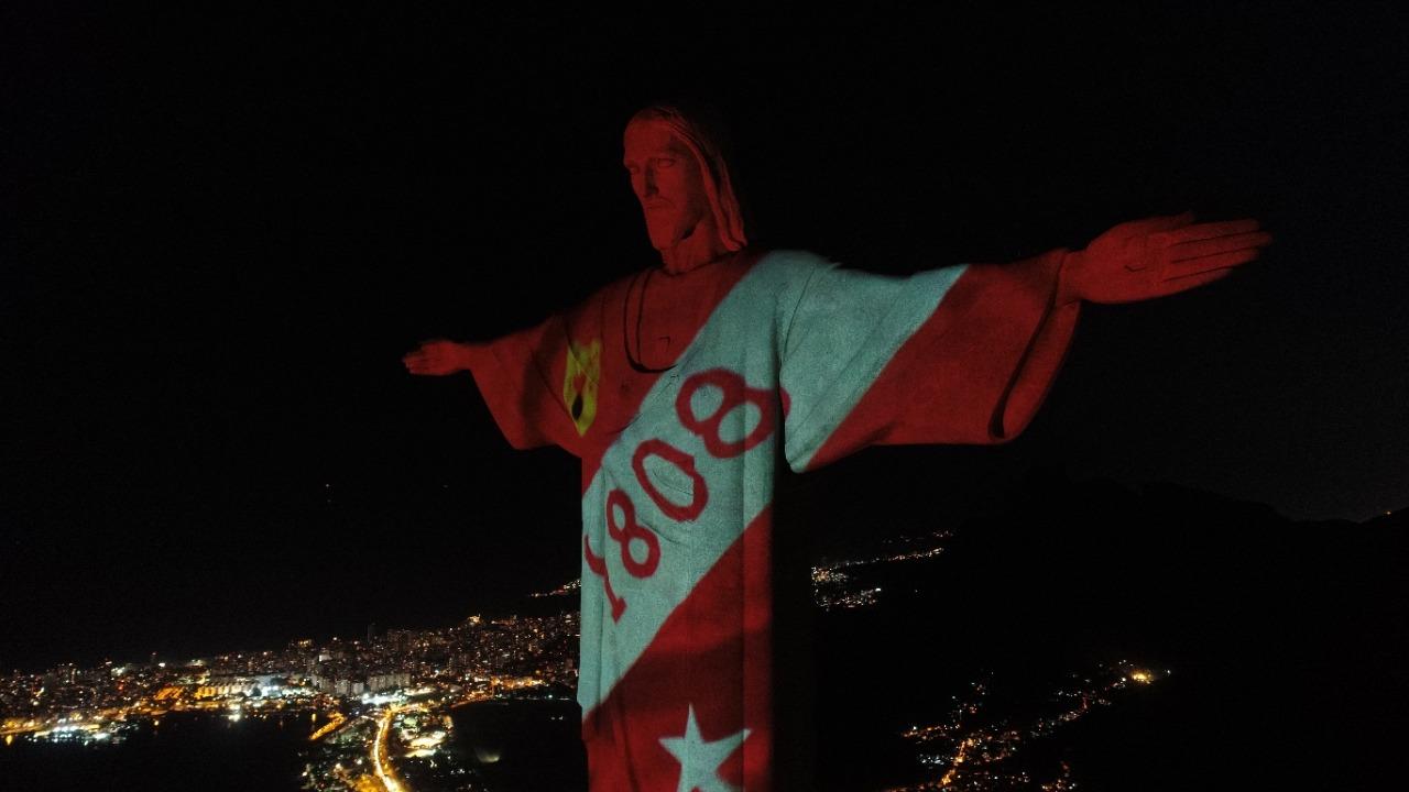 Cristo Redentor iluminado durante comemoração alusiva aos 213 anos do Corpo de Fuzileiros Navais