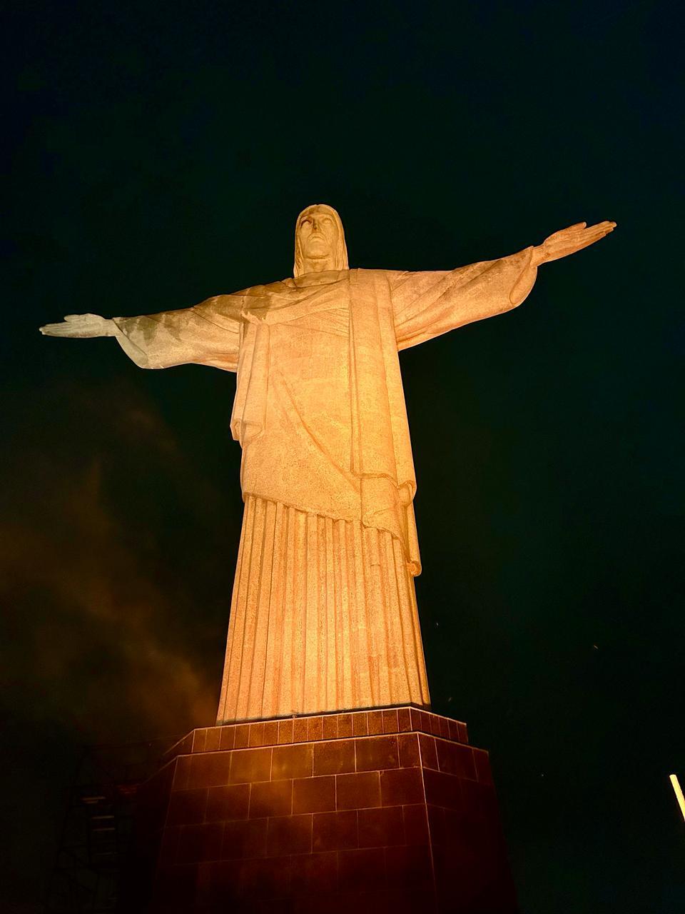 Cristo Redentor iluminado em amarelo pela conscientização sobre a endometriose