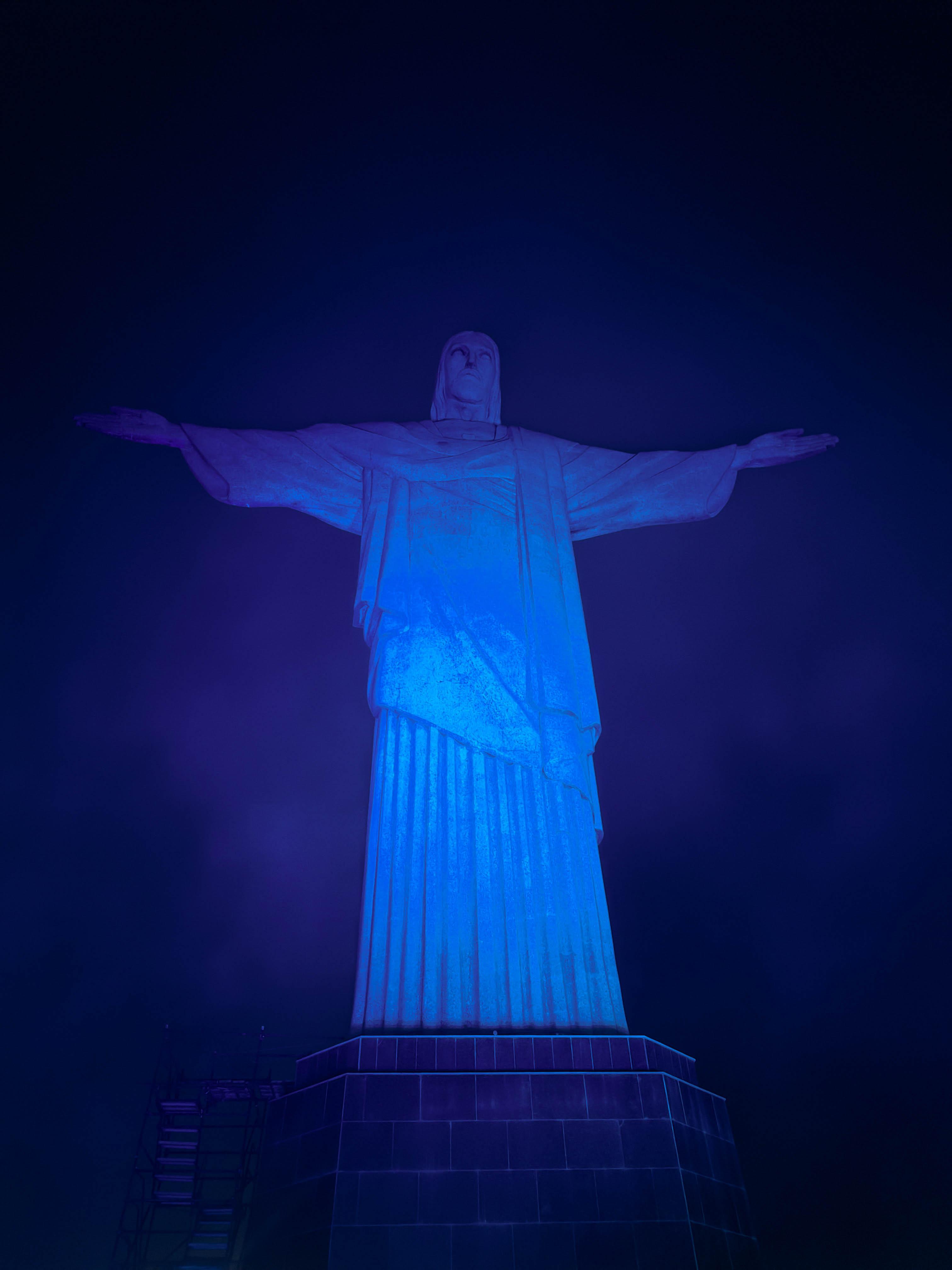 Cristo Redentor iluminado em azul para homenagear Dia Nacional da Conscientização sobre a Fissura Labiopalatina