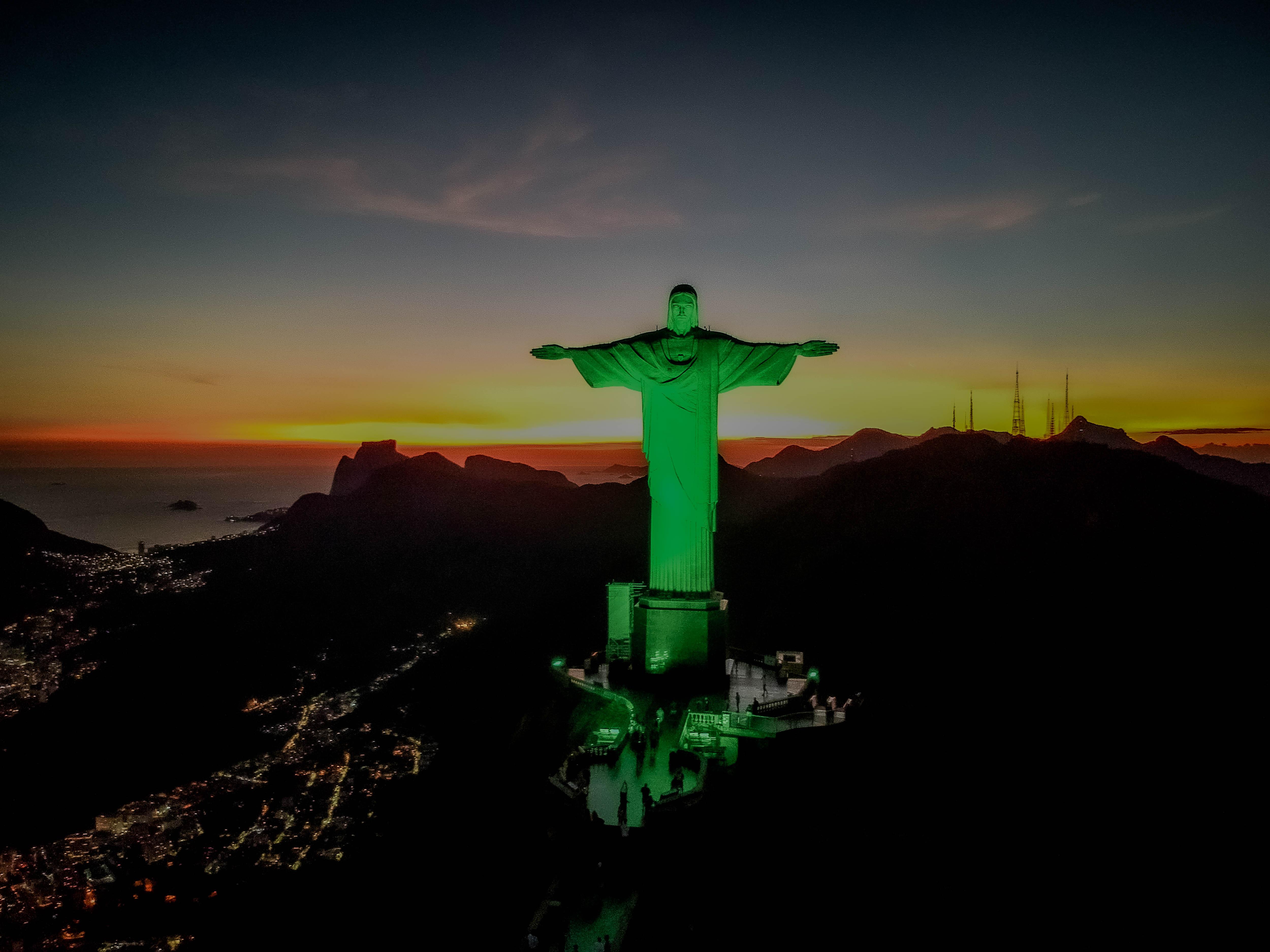 Cristo Redentor iluminado em verde pelo Dia do Esperanto
