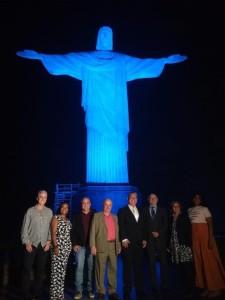 Cristo Redentor iluminado na cor azul em homenagem ao Dia do Profissional da Administração