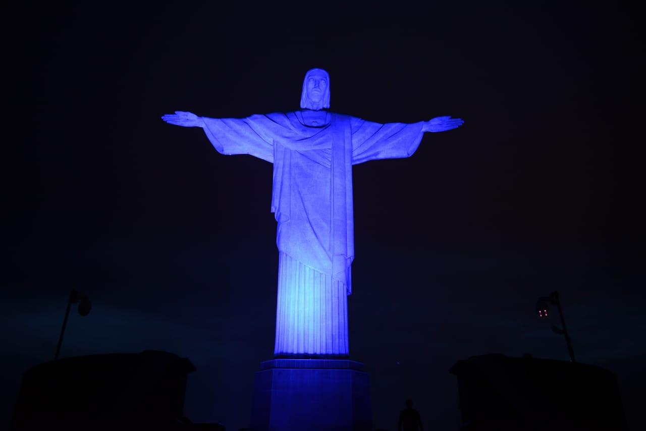 Cristo Redentor iluminado na cor azul pelo Novembro Diabetes Azul