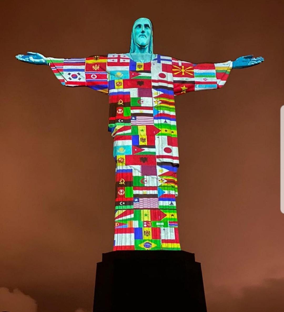 Cristo Redentor projeta bandeiras de países com casos de Coronavírus em intercessão pelos enfermos