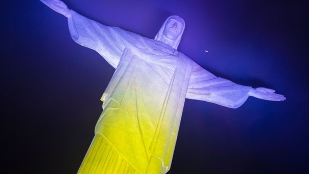 Cristo Redentor recebe as cores do Vaticano
