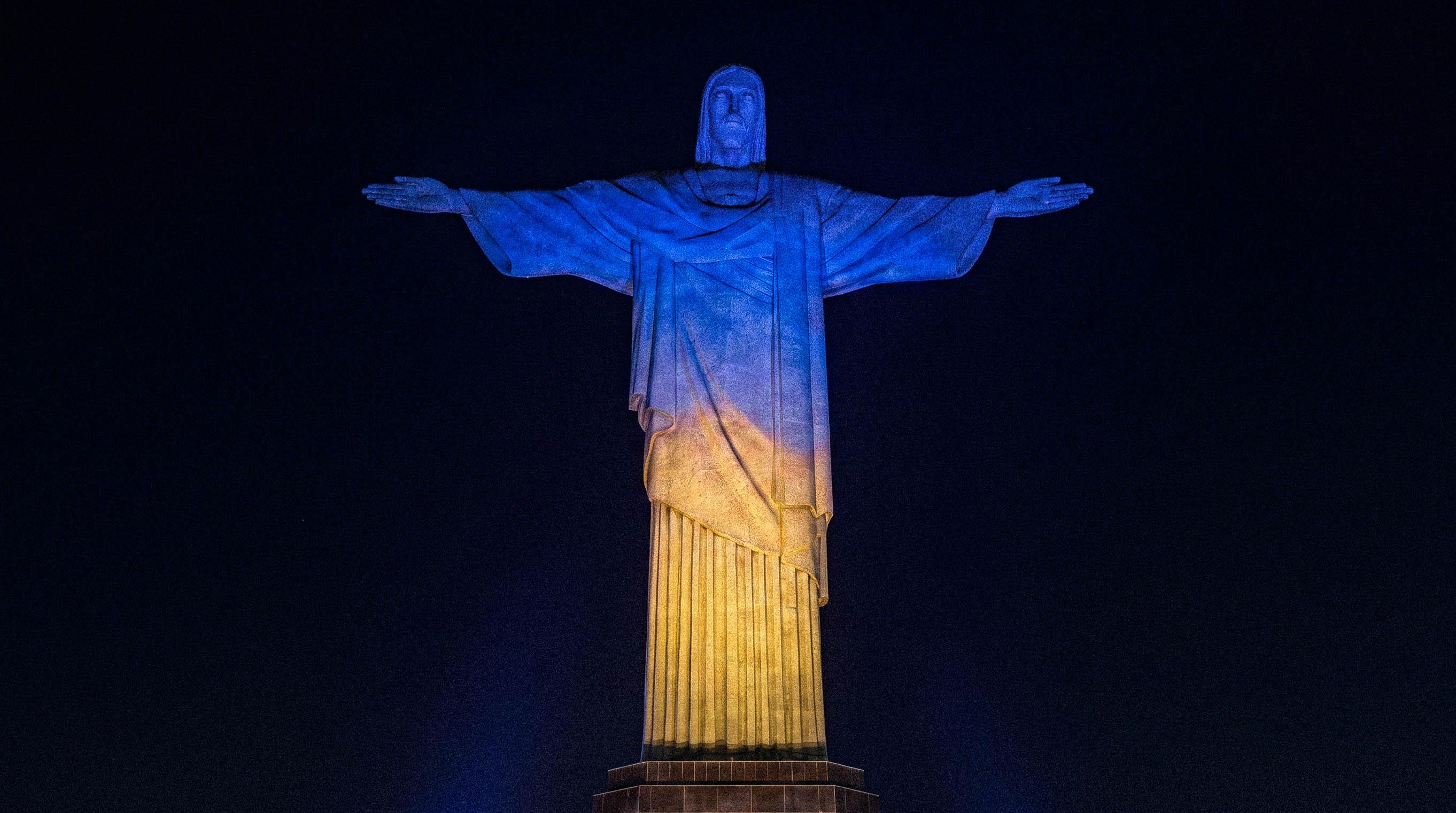 Cristo Redentor recebe iluminação em azul e amarelo em homenagem aos 80 anos da PUC-SP