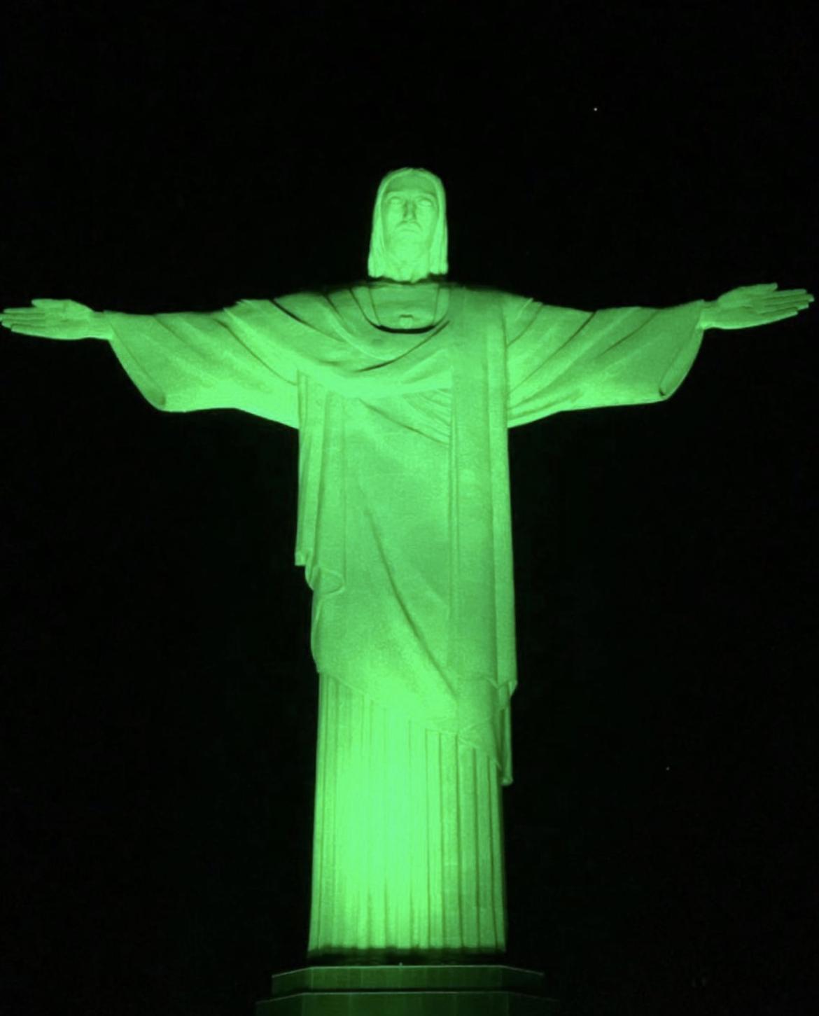 Cristo Redentor recebe iluminação especial em cerimônia pelo Dia do Médico-Veterinário