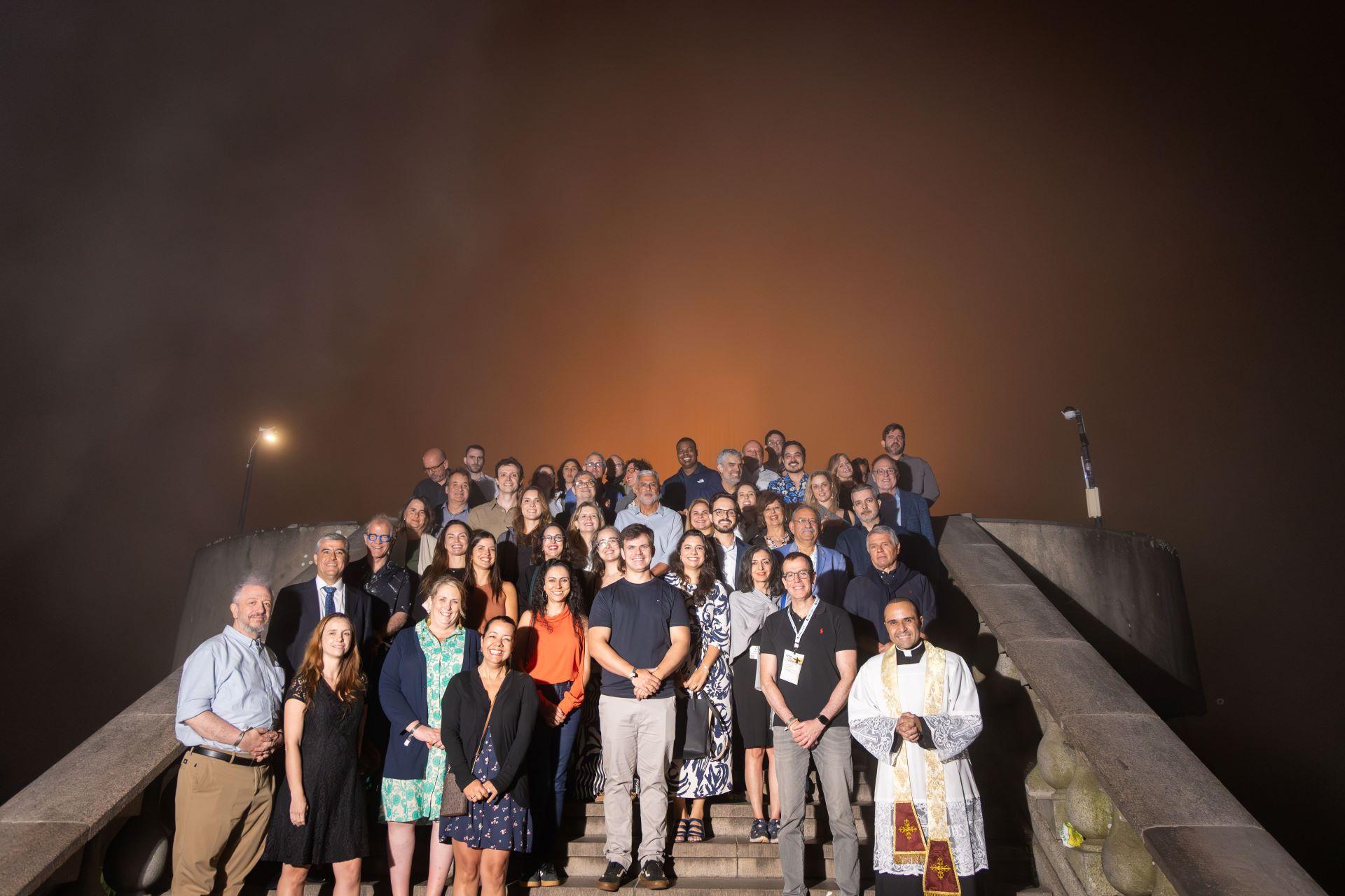 Cristo Redentor recebe iluminação especial em laranja pela prevenção ao câncer ocular