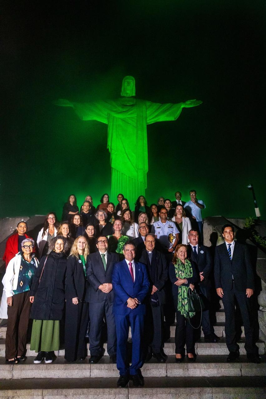 Cristo Redentor recebe iluminação em memória das vítimas de acidentes de trabalho