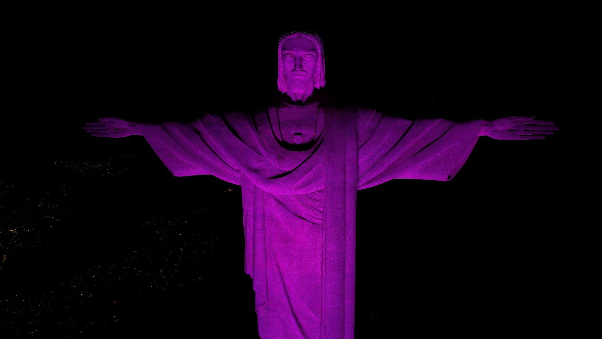 Cristo Redentor recebe iluminação especial na cor roxa pelo Dia Internacional da Mulher