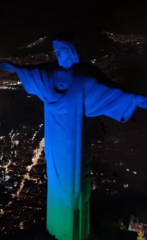 Cristo Redentor recebe iluminação especial para celebrar o início da Latam Energy Week 2026