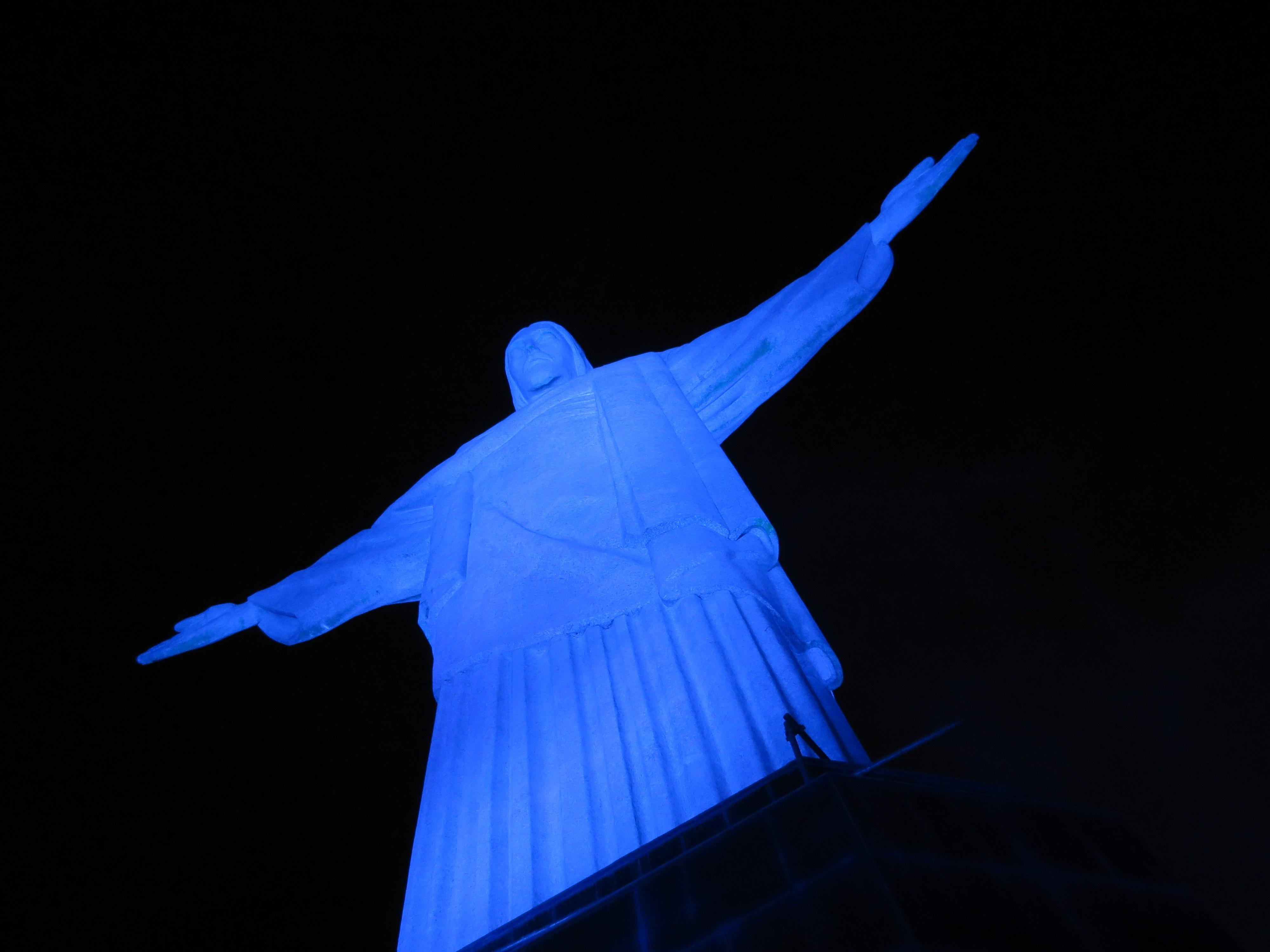 Cristo Redentor recebe iluminação pelo Dia Mundial e Nacional de Enfrentamento ao Tráfico de Pessoas