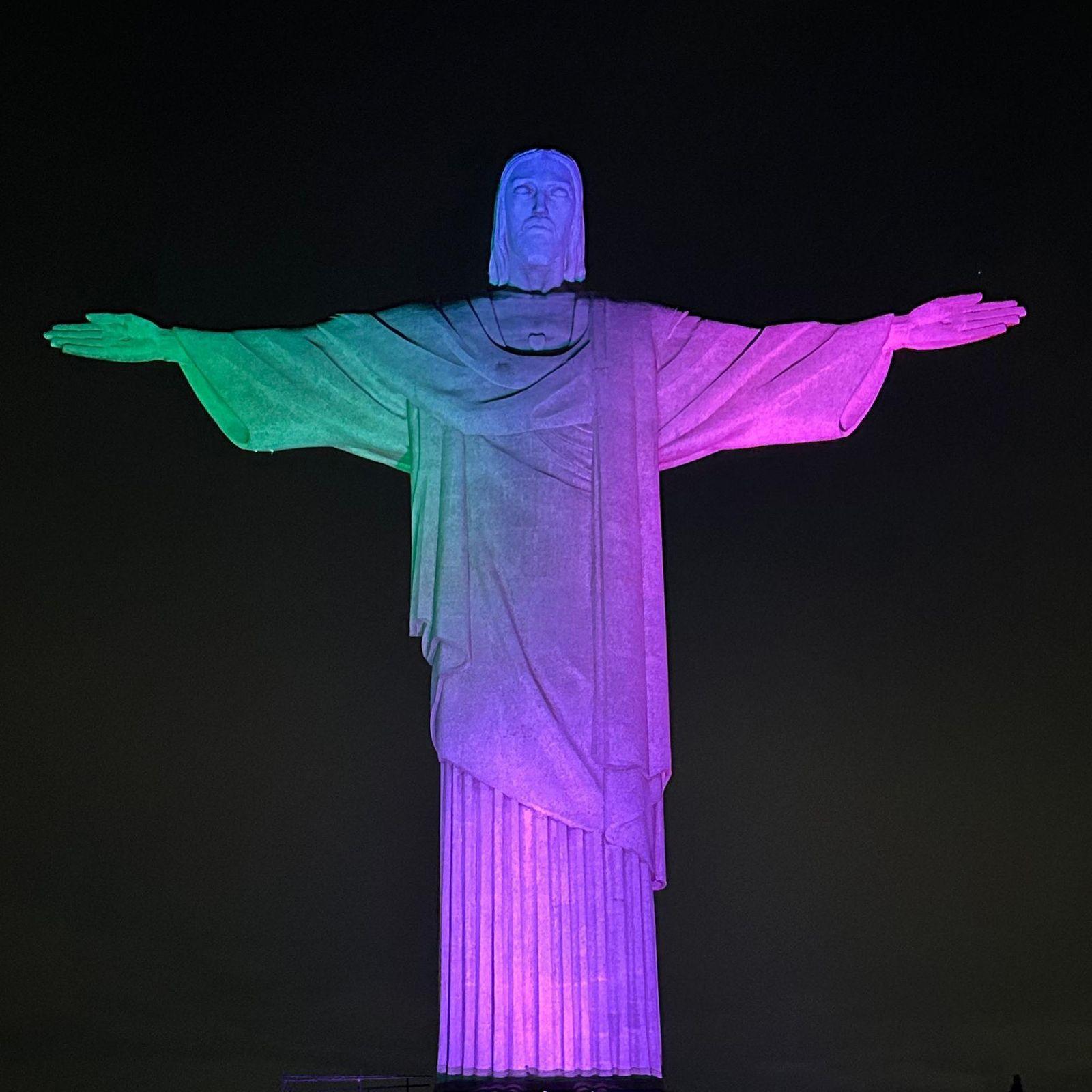 Cristo Redentor recebe iluminação especial pelo Dia Mundial das Doenças Raras
