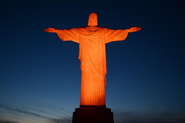 Cristo Redentor recebe iluminação pelo Dia Municipal de Redução do Risco de Desastres