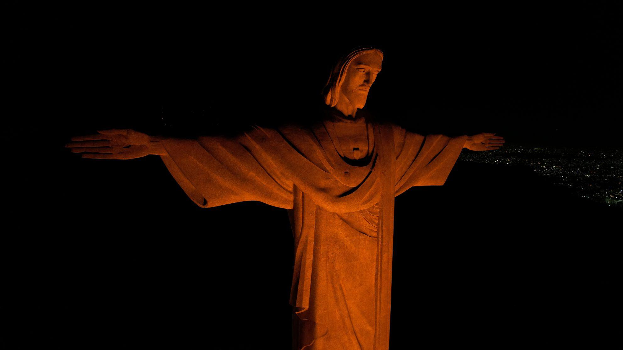 Cristo Redentor recebe iluminação contra a crueldade com animais