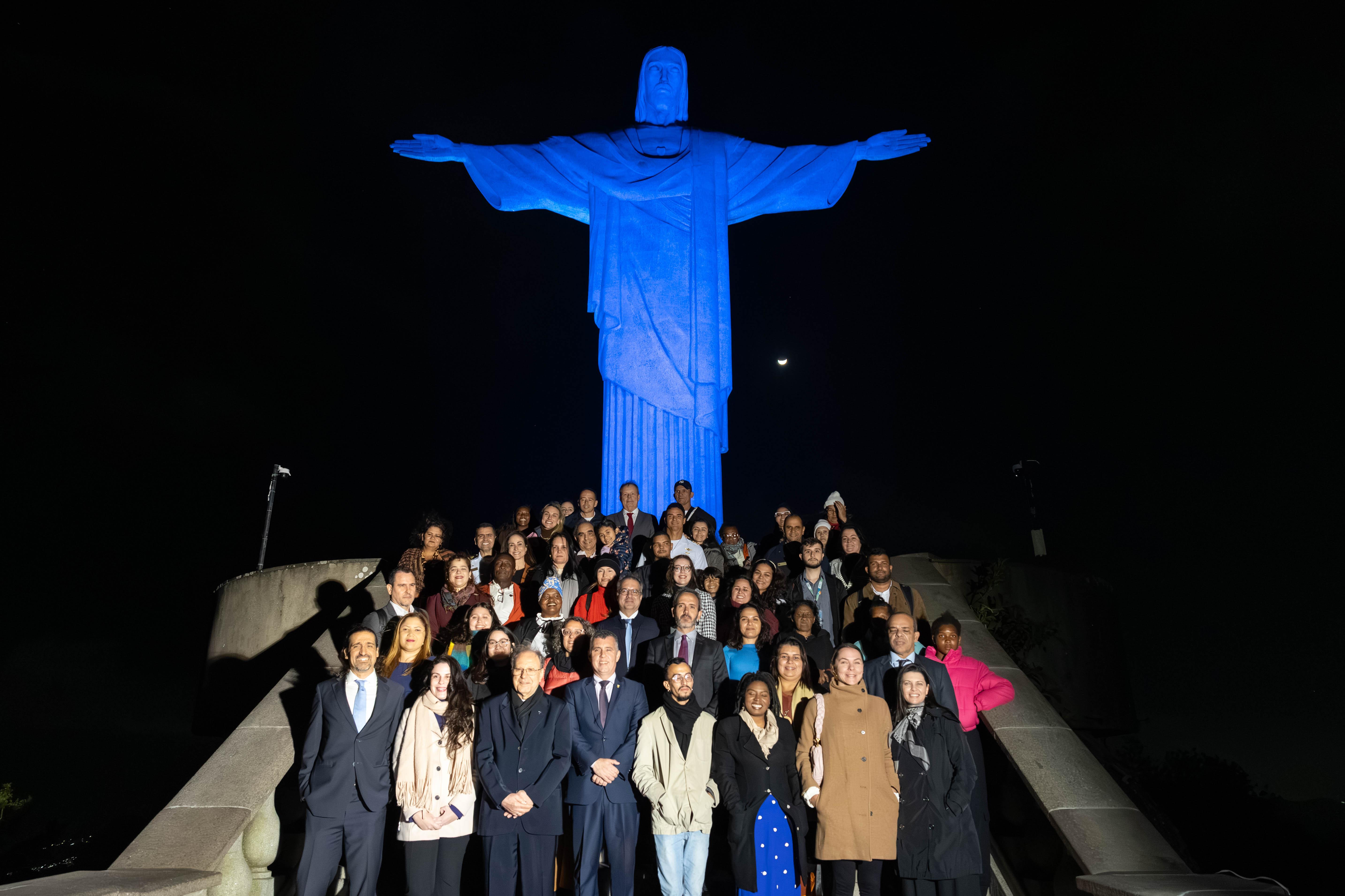 Cristo Redentor recebe iluminação pelo Dia Mundial de Enfrentamento ao Tráfico de Pessoas