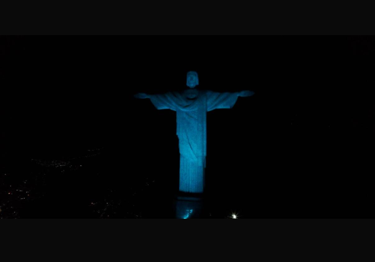 Cristo Redentor recebe iluminação pelos 200 anos da Declaração de Independência do Uruguai