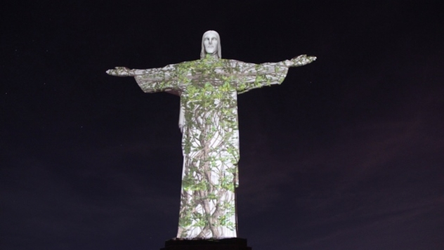 Cristo Redentor recebe iluminações especiais pela preservação do patrimônio natural do Brasil