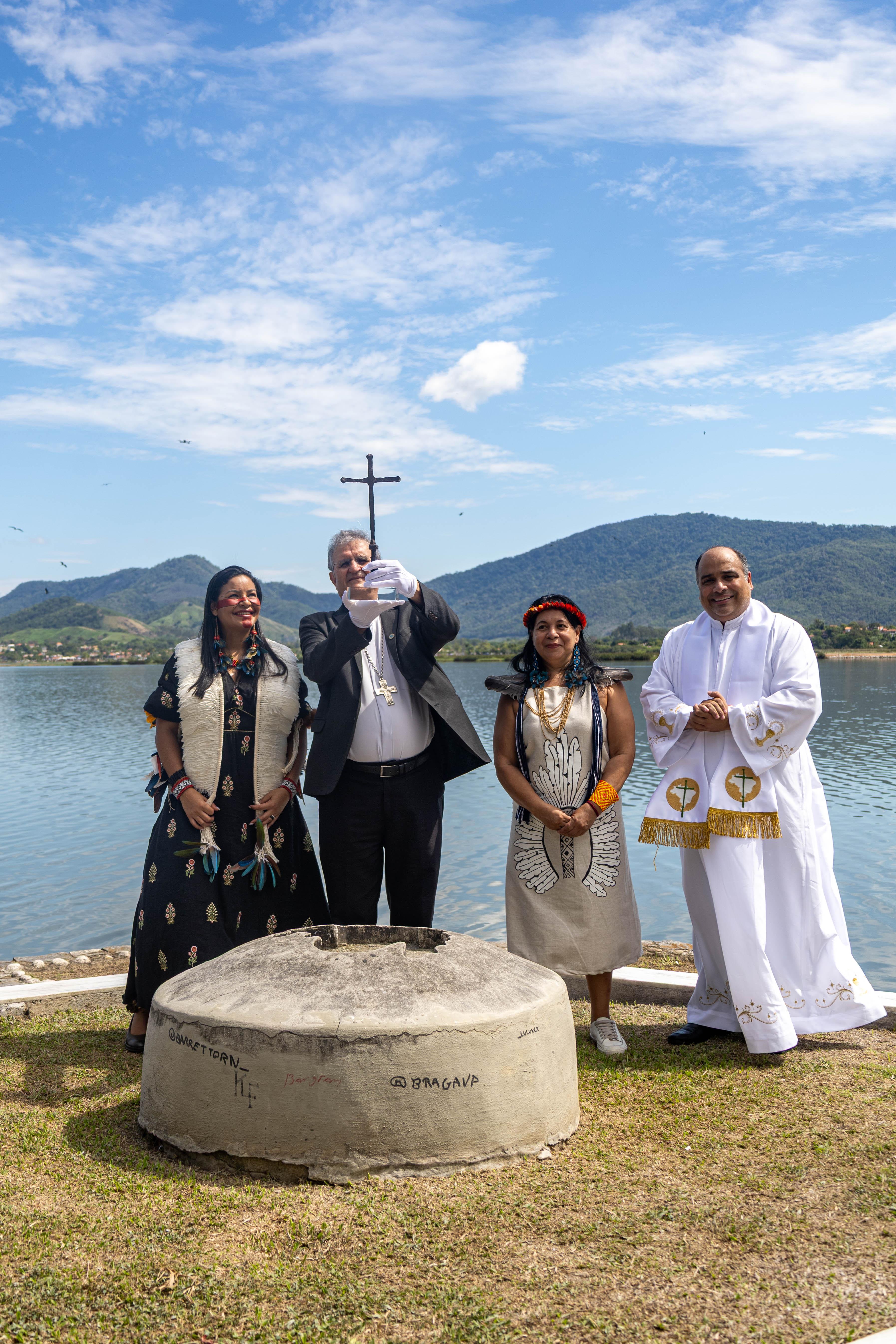 Cruz original da Primeira Missa no Brasil visita Memorial José de Anchieta, em Maricá, com a participação de indígenas, no Dia dos Povos Indígenas