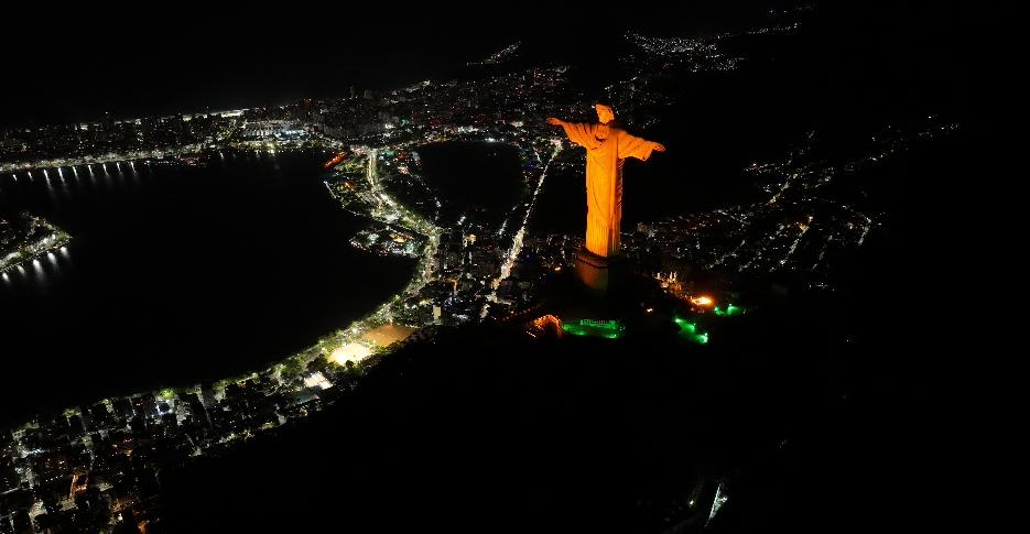 Cristo Redentor recebe iluminação com ONU Mulheres contra a violência de gênero