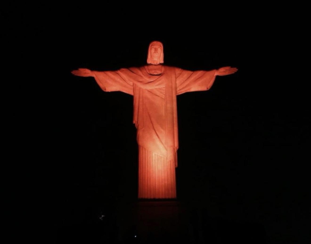Cristo Redentor é iluminado em Laranja para homenagear 128 anos da SulAmérica