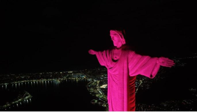 FIAP lança inclusão digital para mulheres com iluminação do Cristo Redentor