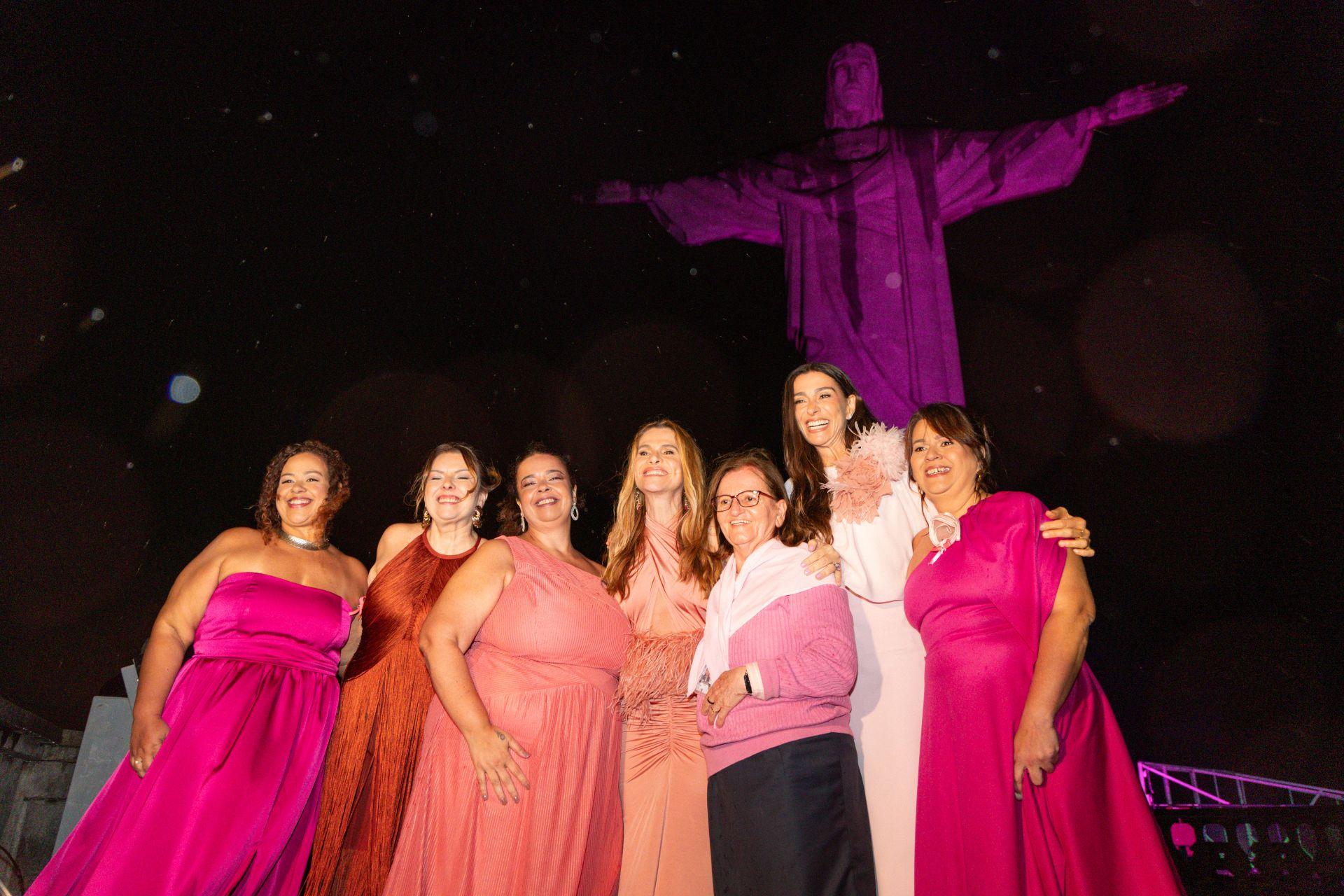 Fundação Laço Rosa celebra 15 anos com iluminação do Cristo Redentor e anuncia Mônica Martelli e Ingrid Guimarães como madrinhas da campanha