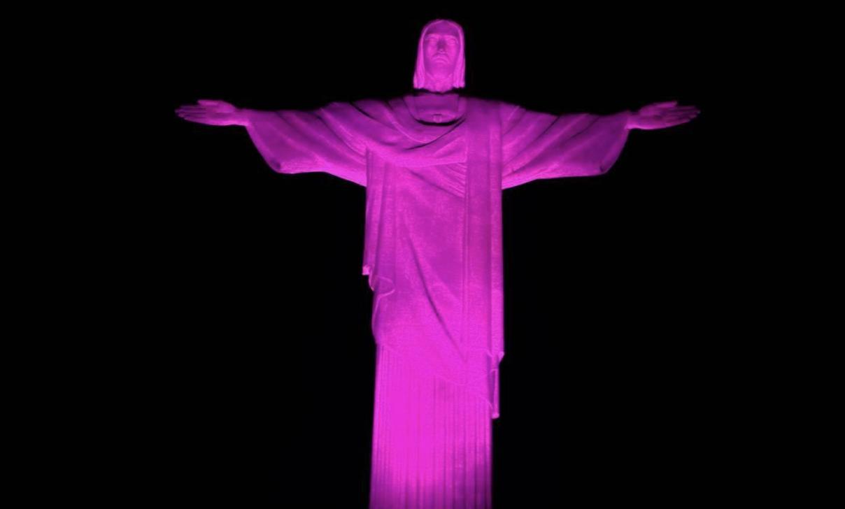 Fundação Laço Rosa ilumina o Cristo Redentor para dar início à celebração do Outubro Rosa