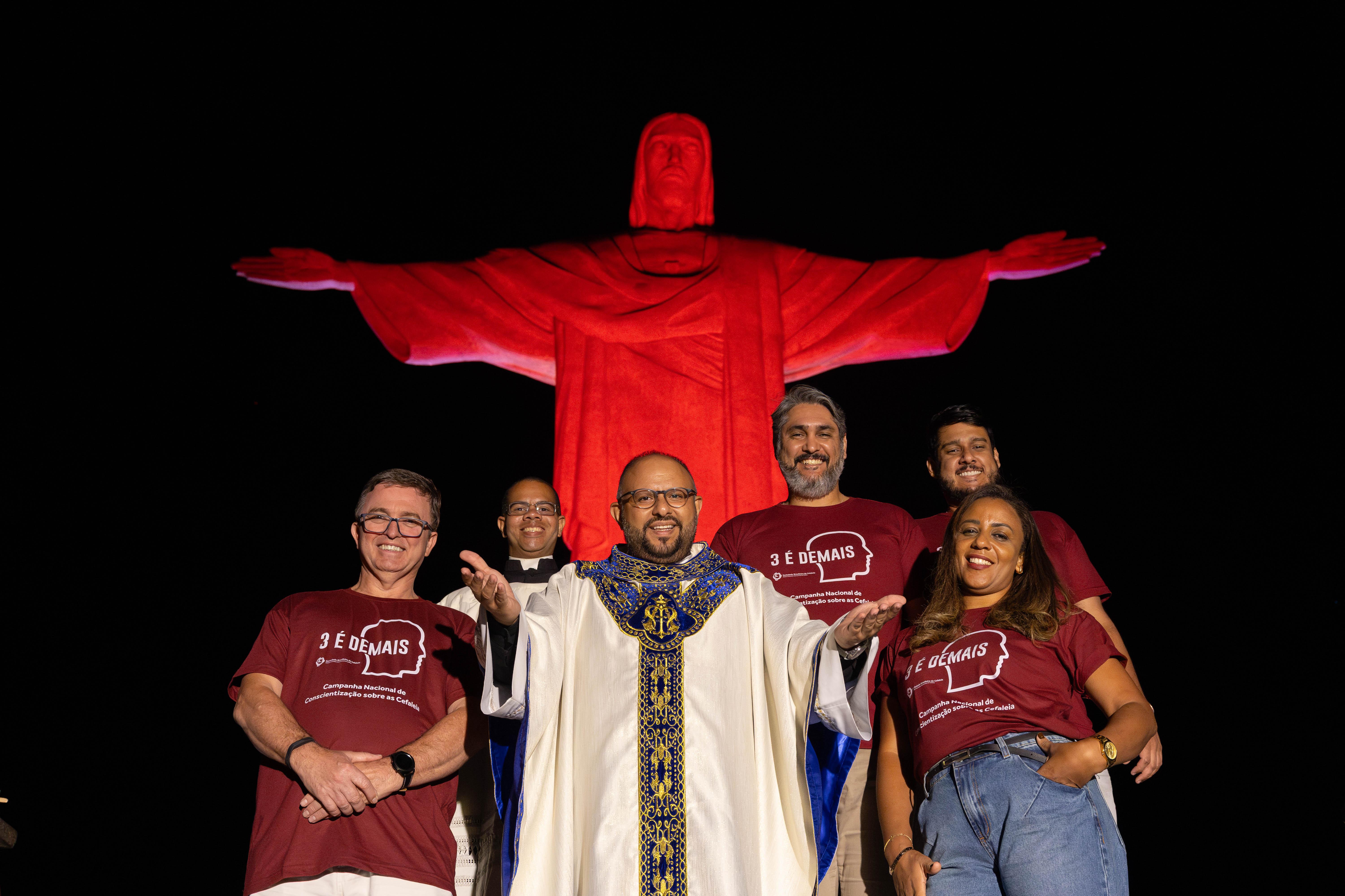 Maio Bordô: Cristo Redentor recebe iluminação pela conscientização sobre cefaleias