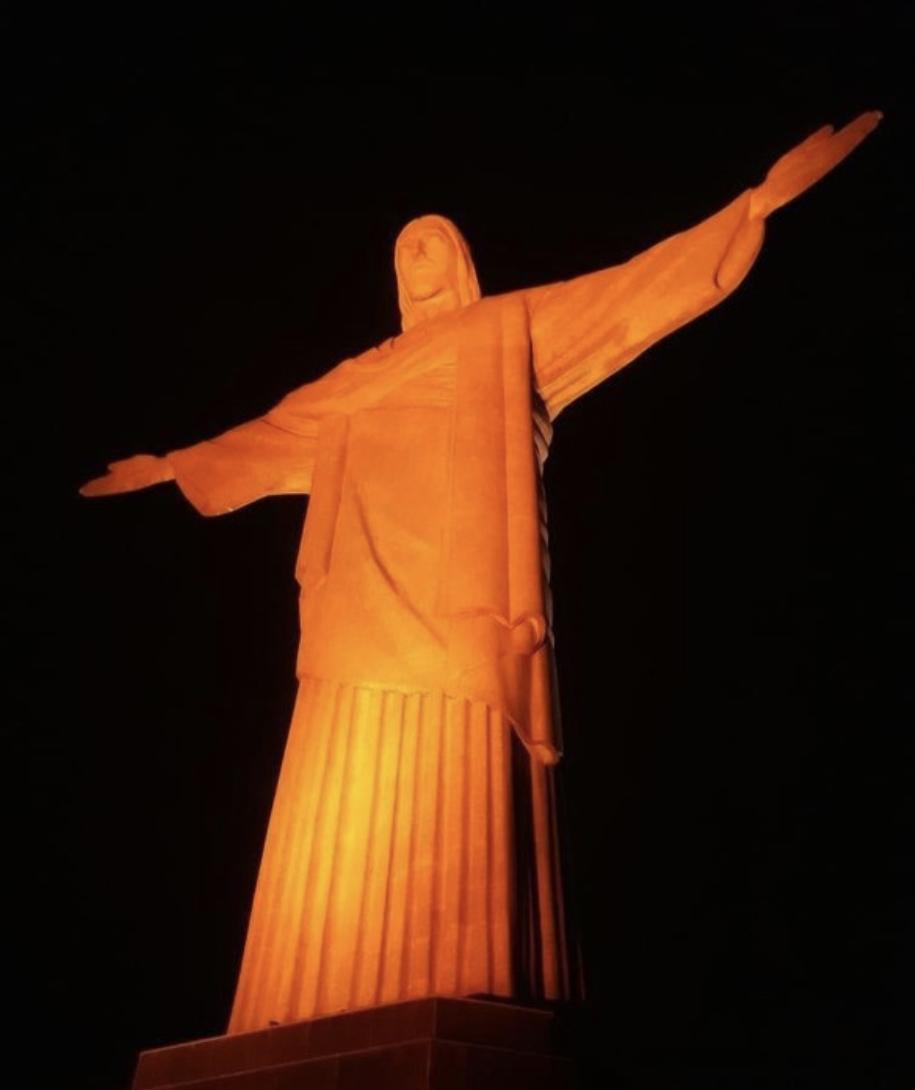 Cristo Redentor recebe iluminação pelos 16 Dias de Ativismo contra a violência de gênero