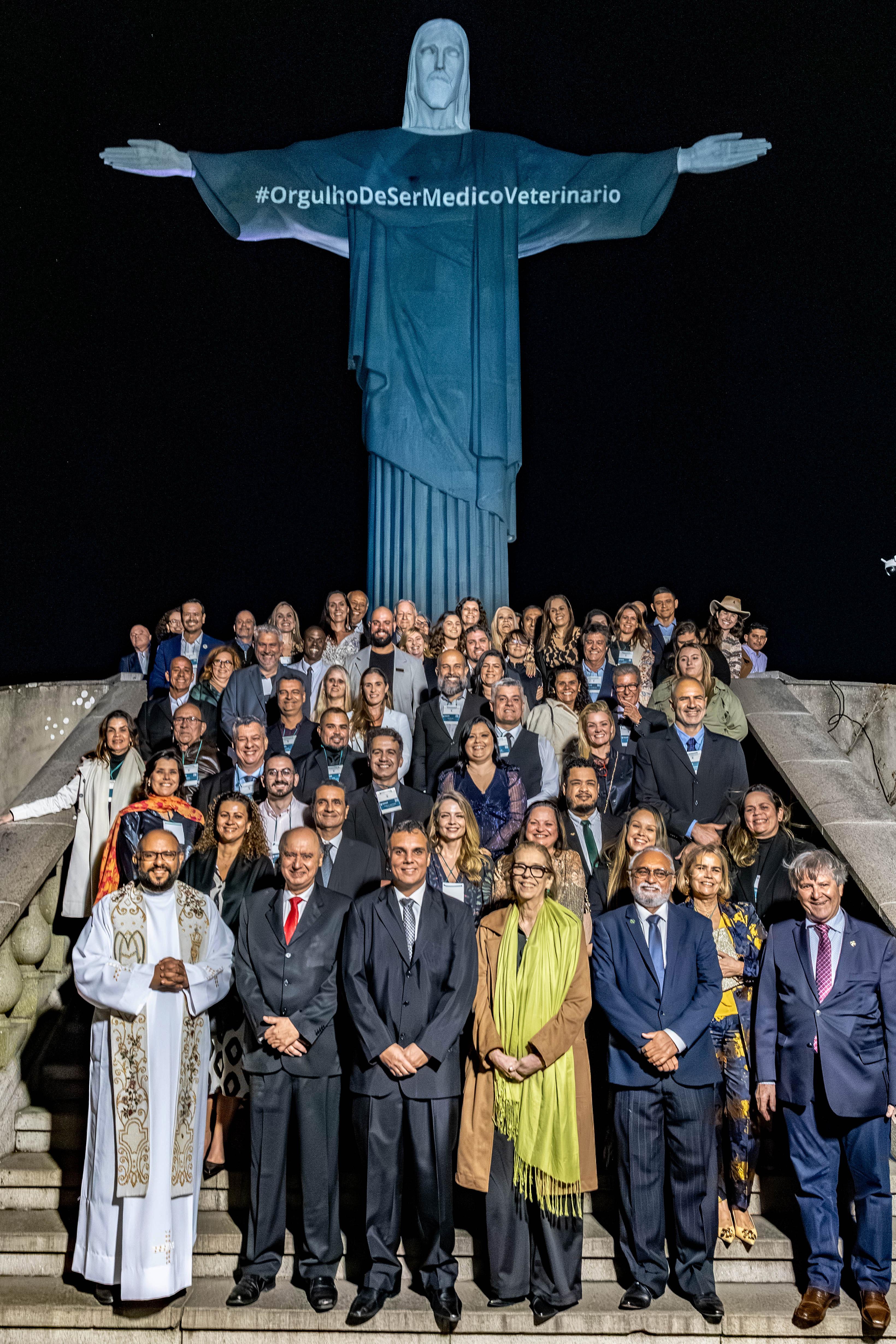 Na véspera do Dia do Médico-Veterinário, Cristo Redentor foi iluminado em verde e recebeu projeção especial em homenagem aos profissionais