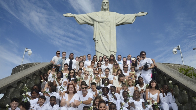 Pedidos de paz aos pés do Cristo Redentor