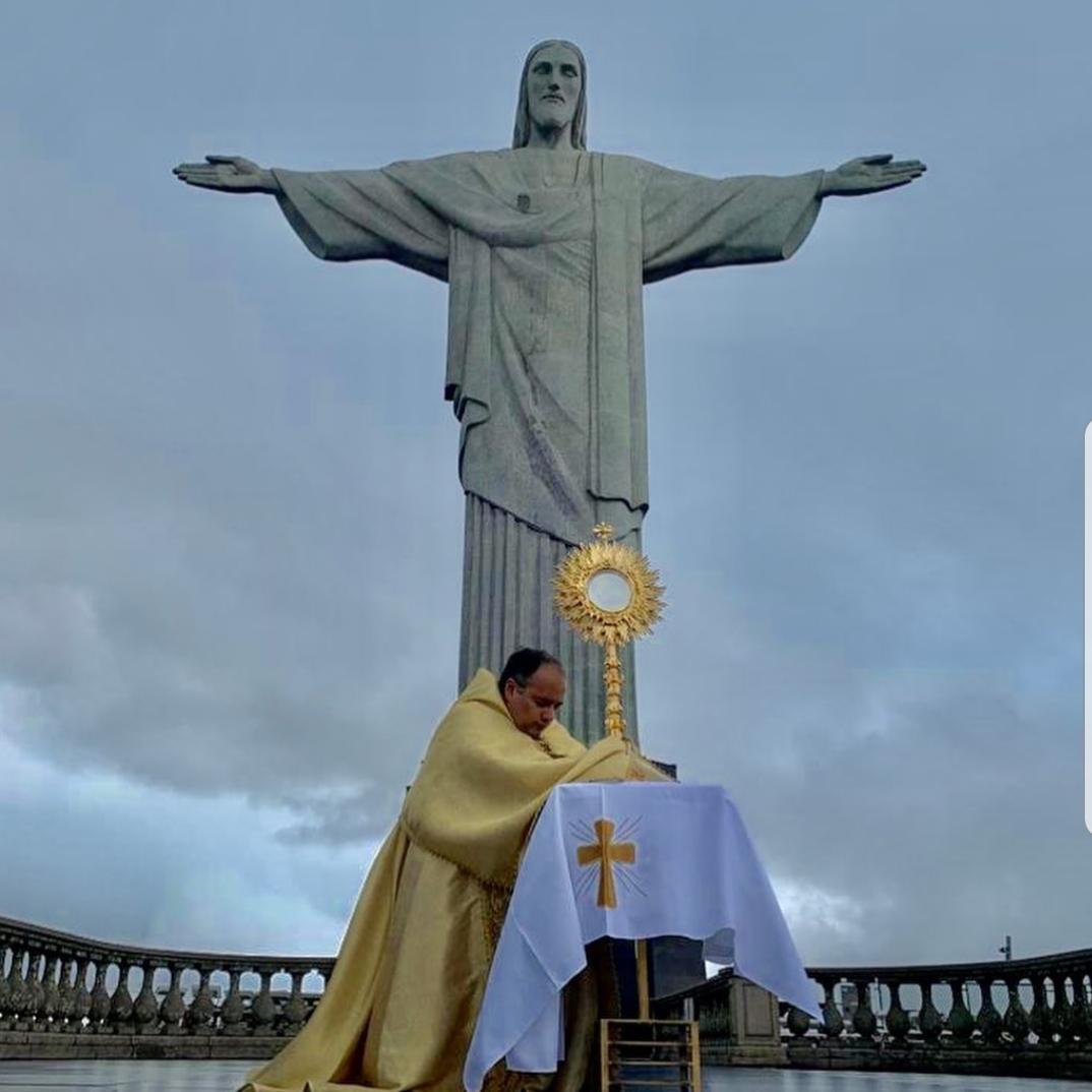 Reitor do Santuário Cristo Redentor, Padre Omar, faz oração silenciosa