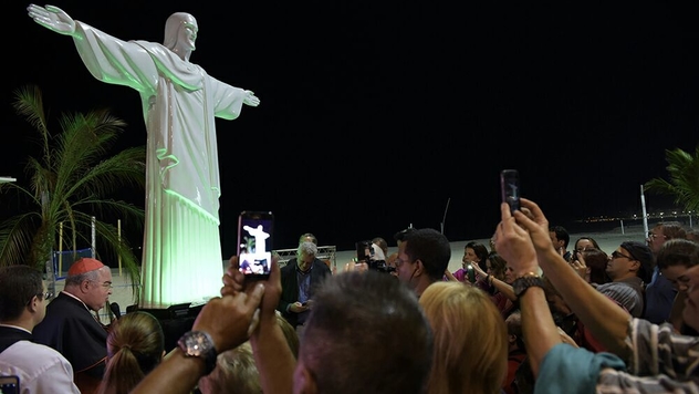 Réplica do Cristo Redentor do Leme promove corrente do bem