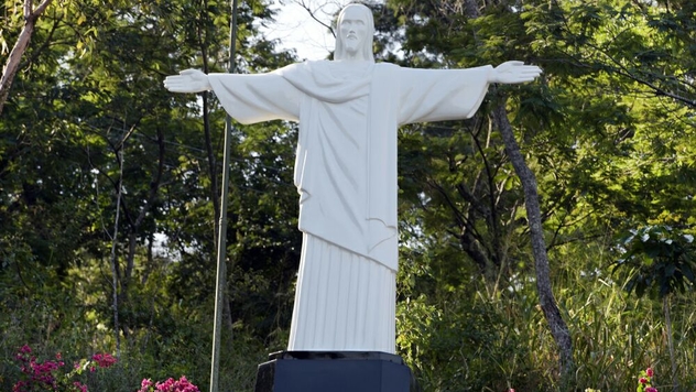 Réplica do Cristo Redentor instalada na entrada dos Estúdios Globo recebe bênção